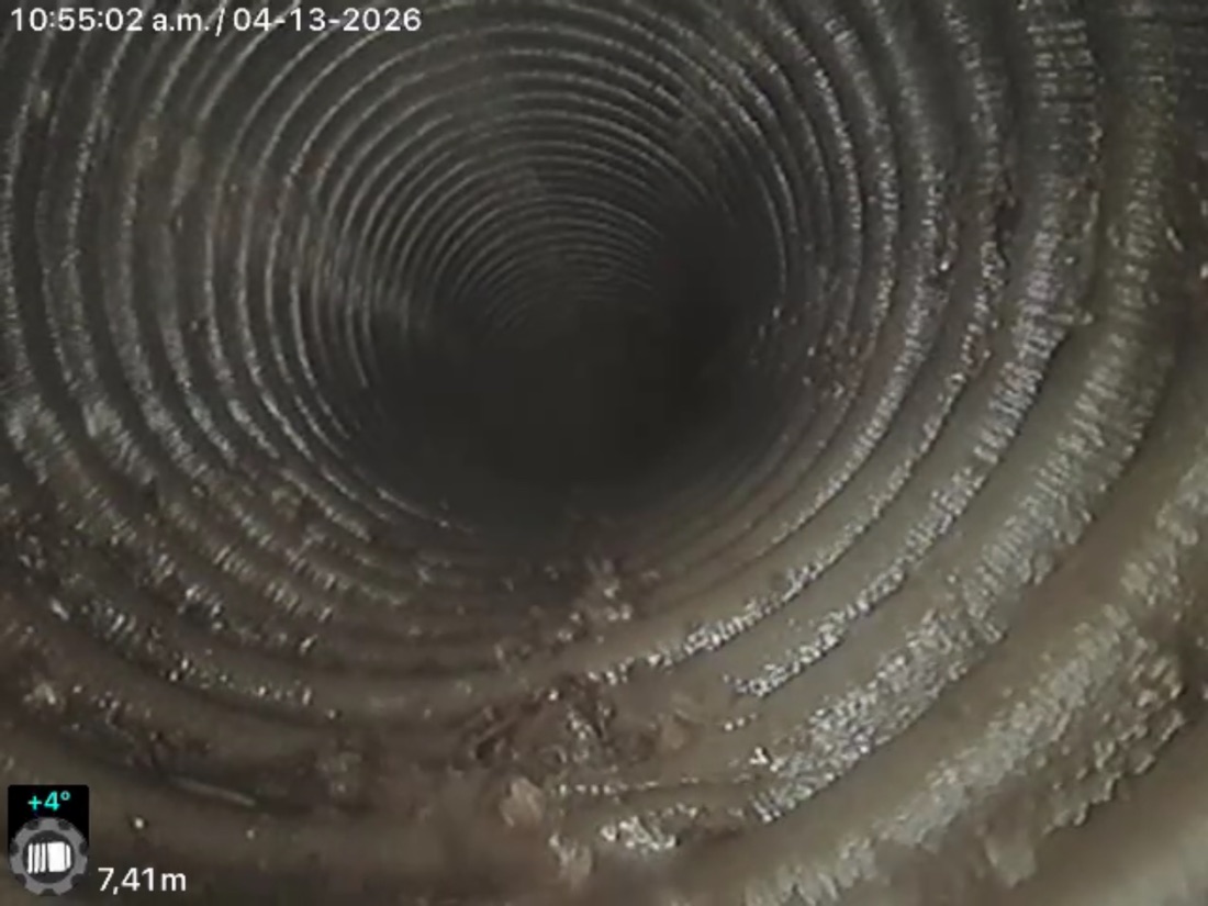 Vue en temps réel à l'intérieur d'un drain français, captée par la caméra d'inspection
